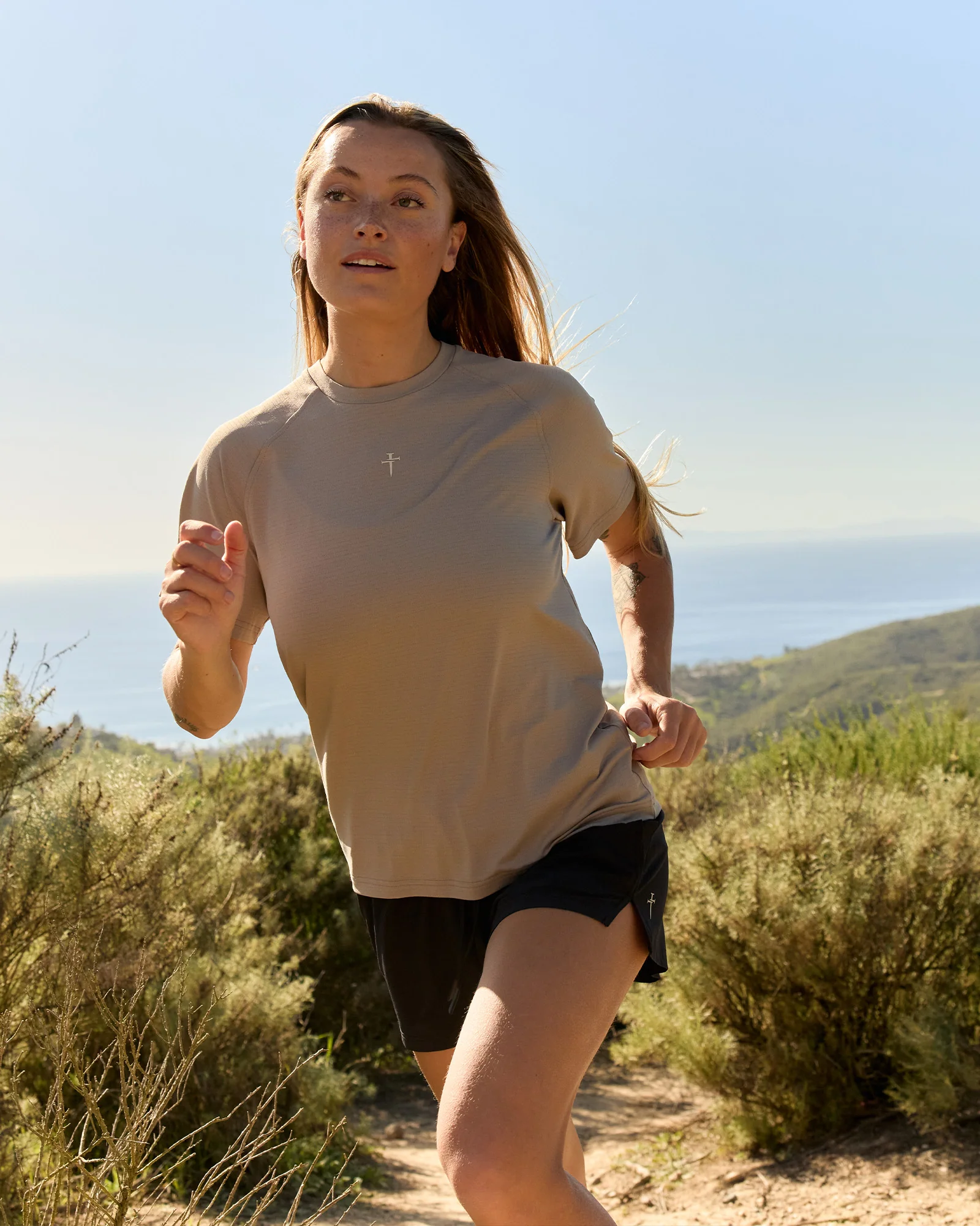 Women's Aion-Lite™ Relaxed Tee "Cross" - Sand - Image 5